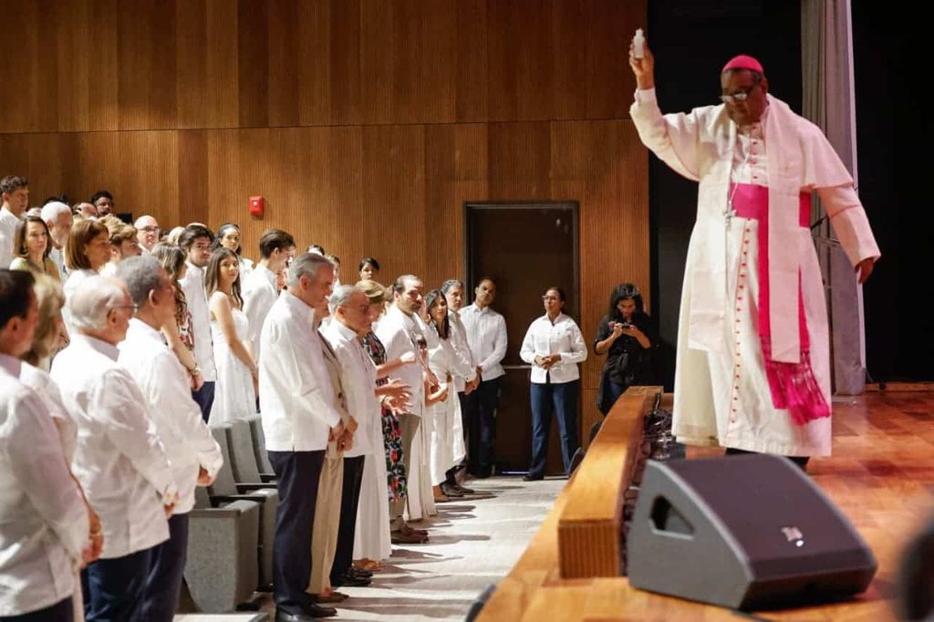 Monseñor Jesús Castro Marte, durante la bendición del obra