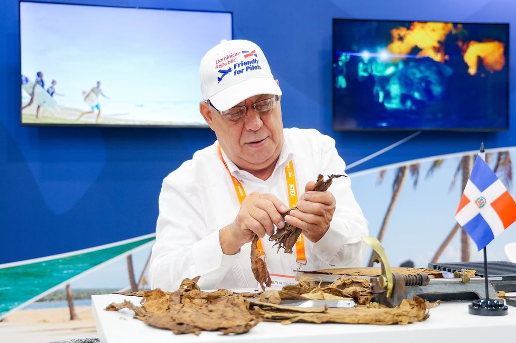 Tabaquero dominicano muestra el proceso de elaboración del túbano